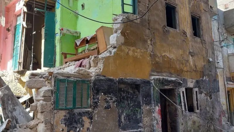 أزمة مستمرة في مصر.. قتلى في انهيار عقار بالإسكندرية