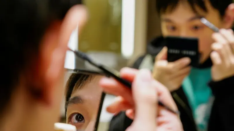 جيل زد يغير القواعد.. مكياج الرجال يتحول إلى سوق نمو ذهبية