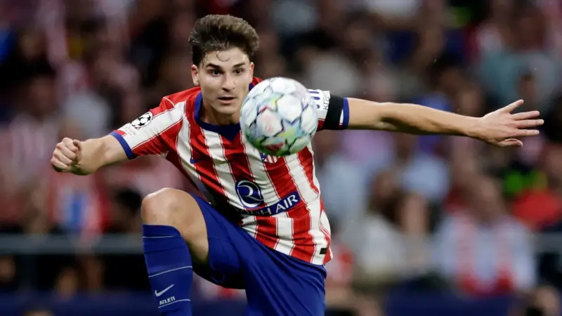 أتلتيكو مدريد - سيميوني يشيد بأداء جوليان ألفاريز بعد الفوز على مانشستر يونايتد