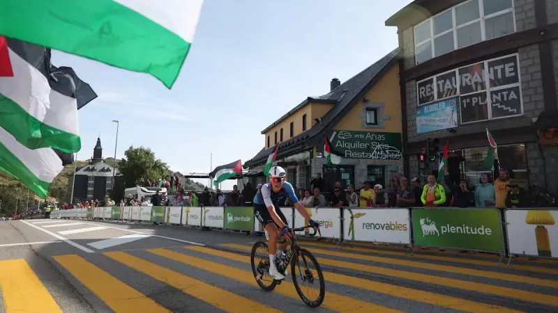 تحت ضغط الاحتجاجات.. فريق دراجات إسرائيلي يعلن تغيير اسمه وهويته