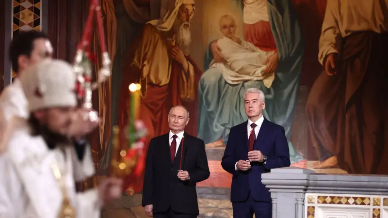 صور - بوتين يحضر قداس عيد القيامة في موسكو