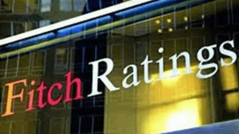 ما أسباب تخفيض وكالة فيتش للتصنيف الائتماني الأميركي؟