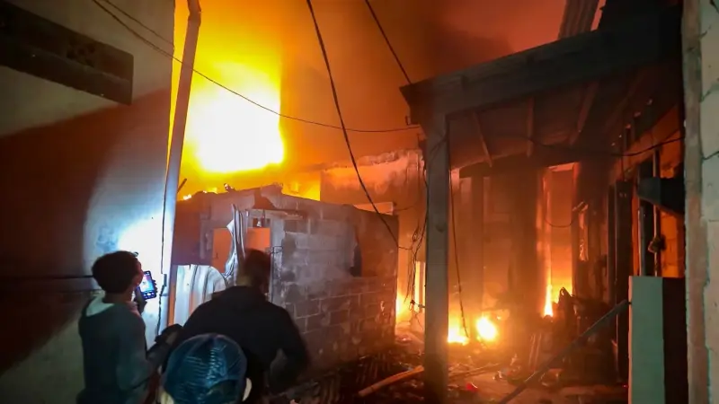 صور - إندونيسيا.. حريق بمستودع وقود يخلّف قتلى