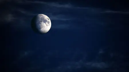 ظاهرة نادرة.. القمر الأزرق الصغير يزين السماء مطلع الأسبوع