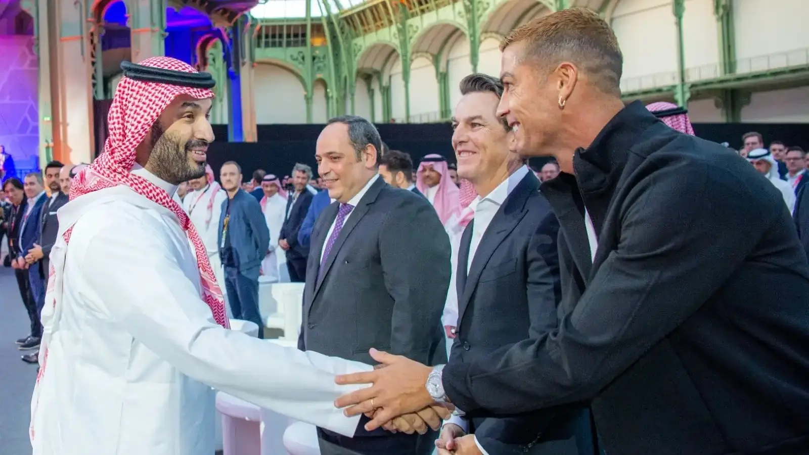بن سلمان يصافح رونالدو في ختام كأس العالم للرياضات الإلكترونية بباريس (واس) بن سلمان يصافح رونالدو في ختام كأس العالم للرياضات الإلكترونية بباريس (واس)
