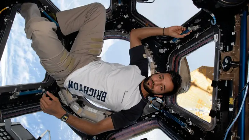 فيديو - خلال طرح سؤال على والده.. ابن رائد الفضاء سلطان النيادي يُثير الإعجاب