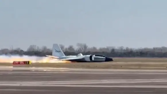 فيديو - هبوط اضطراري لطائرة وكالة ناسا.. واندلاع النيران فيها