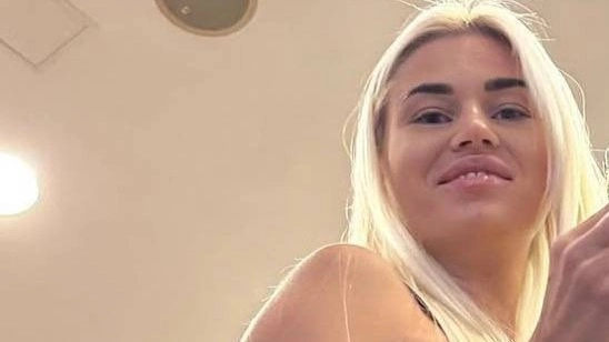 بحثا عن المشاهدات.. مؤثرة شهيرة تخنق ابنها على الهواء 