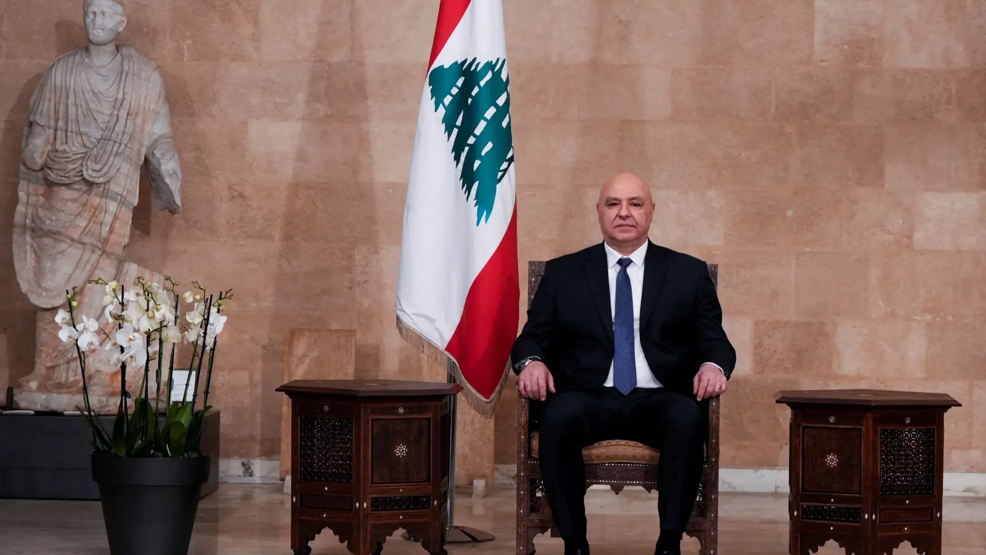 جوزيف عون: الدولة وحدها المرجعية لجميع اللبنانيين (رويترز) جوزيف عون: الدولة وحدها المرجعية لجميع اللبنانيين (رويترز)