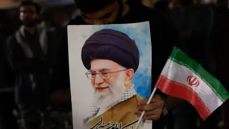 من المنفى إلى السلطة.. من هو المرشد الإيراني علي خامنئي؟