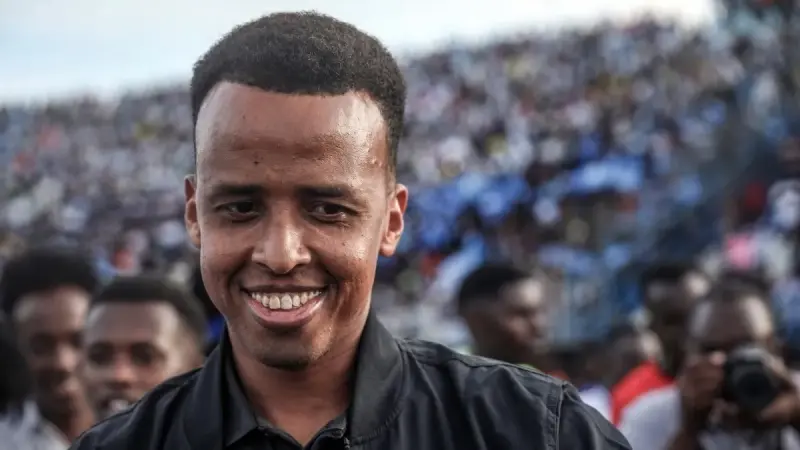 صافرة إفريقية في أوروبا.. من هو الصومالي عمر أرتان حكم نهائي السوبر الأوروبي؟