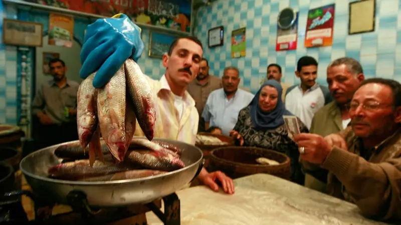 فيديو - تناول الفسيخ تقليد يتمسك به المصريون في عيد شم النسيم