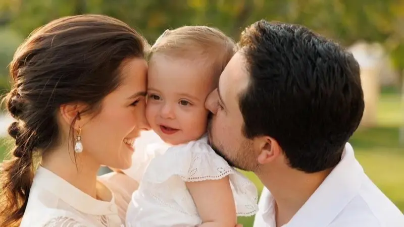 في عيد ميلادها.. ولي عهد الأردن ينشر صورة لزوجته الأميرة رجوة الحسين وابنته