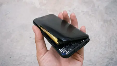 related_news_inside_blogsشاحن محمول يشتعل فجأة ويصيب صاحبته بحروق كيميائية