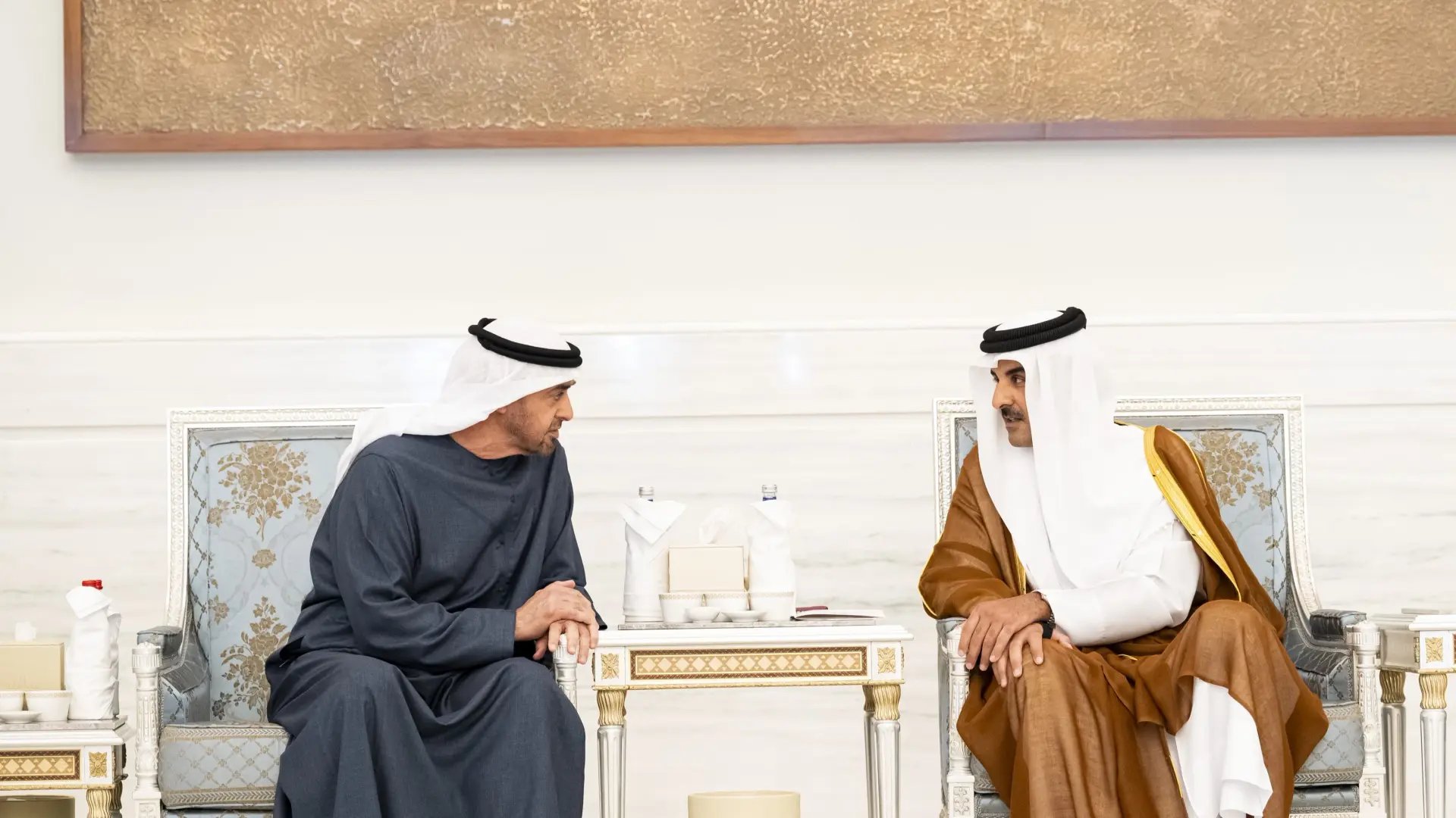الشيخ محمد بن زايد في الدوحة لتقديم التعازي إلى أمير قطر الشيخ محمد بن زايد في الدوحة لتقديم التعازي إلى أمير قطر