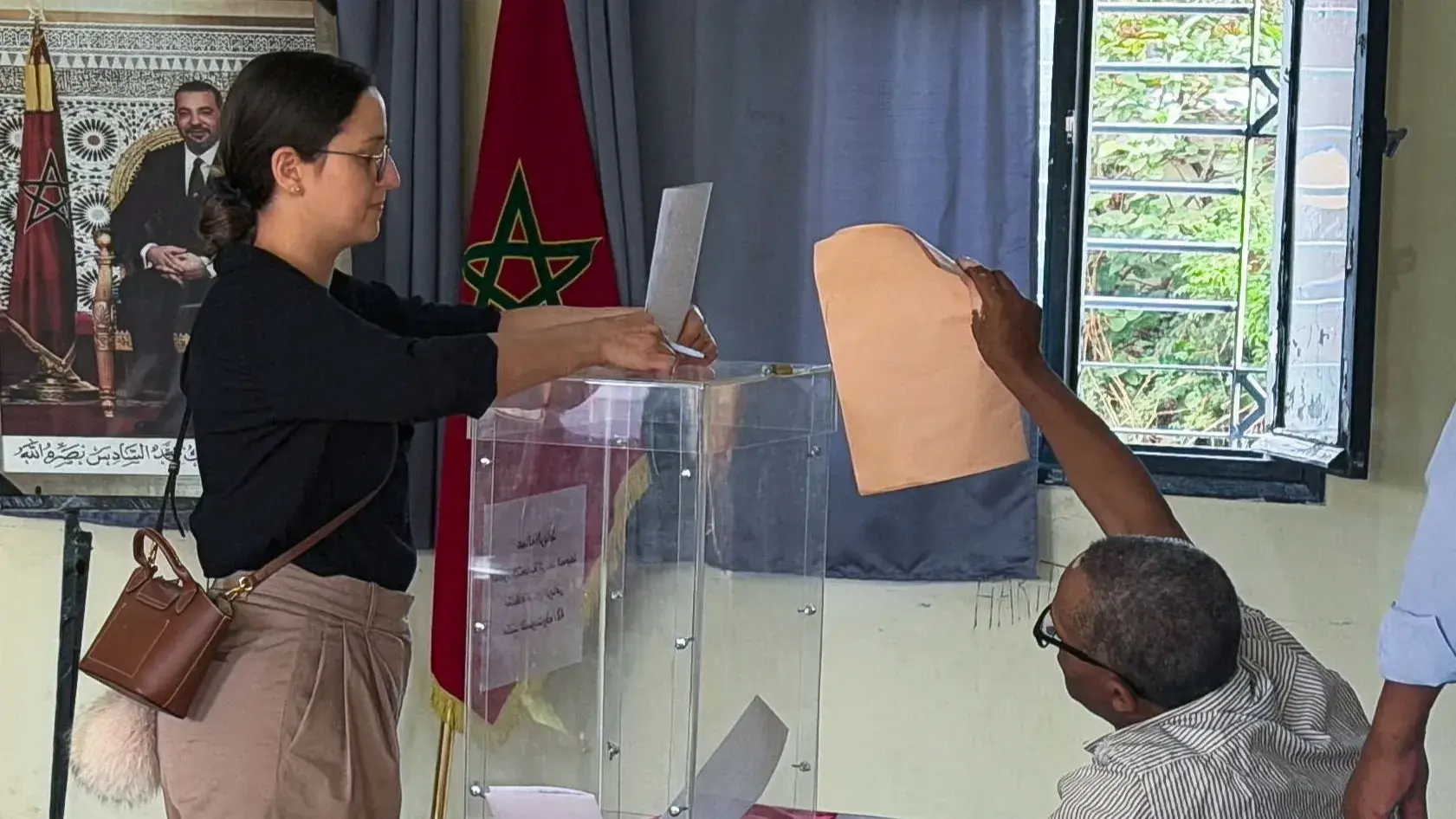 إيفاد لجنة تفتيش إلى مدينة طنجة شمال المغرب للتحري بشأن خروقات انتخابية (رويترز) إيفاد لجنة تفتيش إلى مدينة طنجة شمال المغرب للتحري بشأن خروقات انتخابية (رويترز)