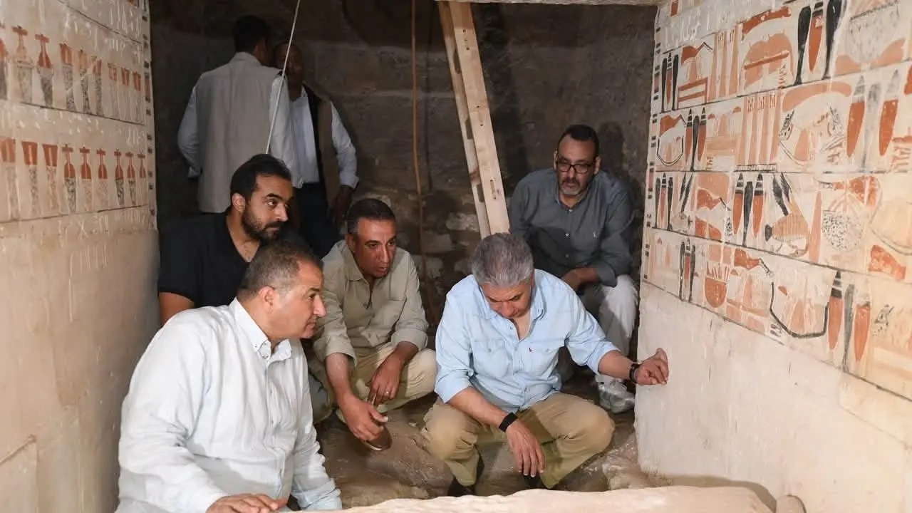 اكتشاف مصطبة جنائزية تضم آبار دفن وتماثيل خشبية في سقارة (فيسبوك) اكتشاف مصطبة جنائزية تضم آبار دفن وتماثيل خشبية في سقارة (فيسبوك)