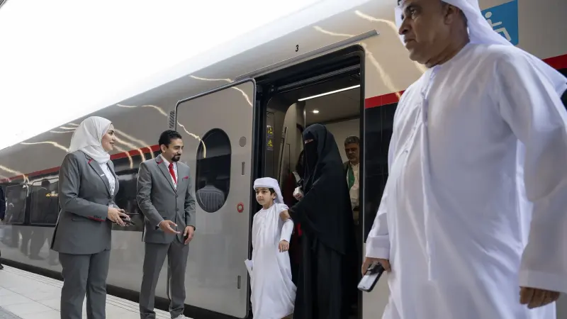 صور - أول رحلة لقطار الركاب.. وآفاق جديدة للتنقل في الإمارات