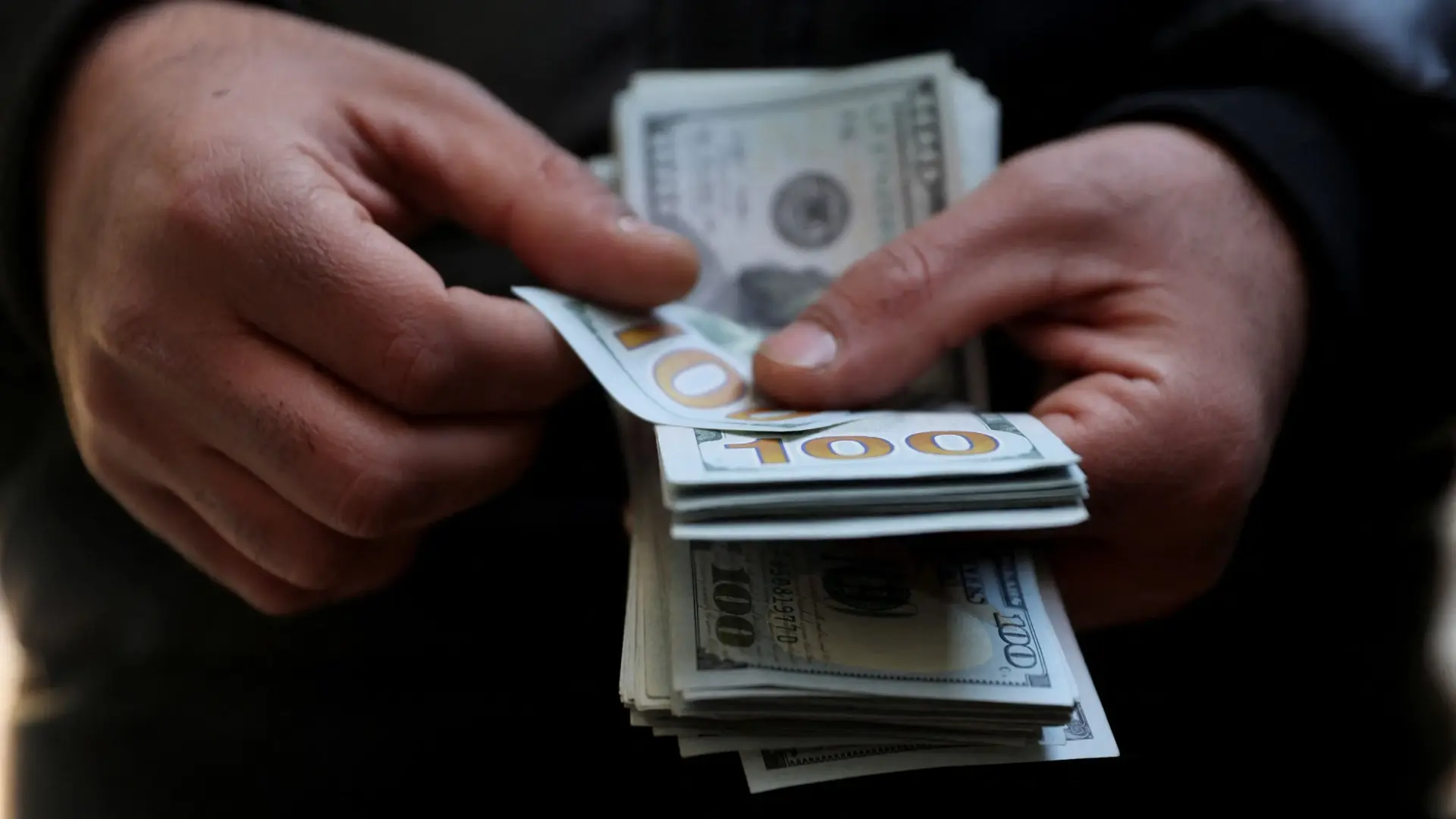 الليرة السورية تتماسك عند قمتها المسجلة هذا الأسبوع (رويترز) الليرة السورية تتماسك عند قمتها المسجلة هذا الأسبوع (رويترز)