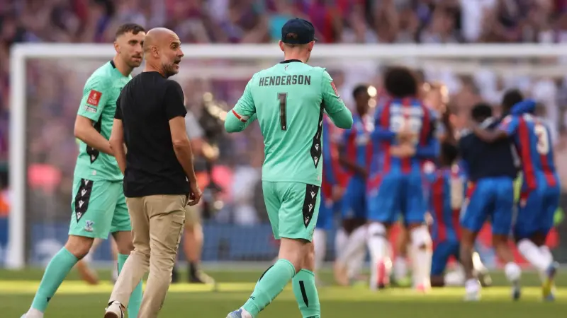 فيديو - مشادة كلامية بين غوارديولا وحارس مرمى كريستال بالاس