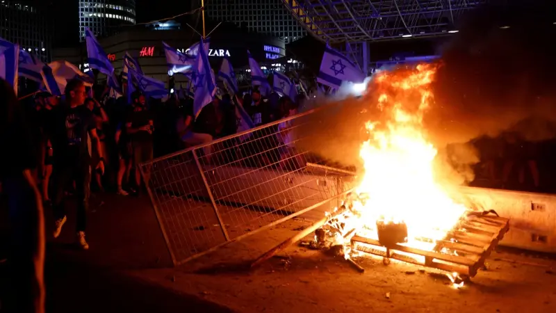 فيديو – متظاهرون يشعلون النيران في شوارع إسرائيل بعد إقرار التعديلات القضائية
