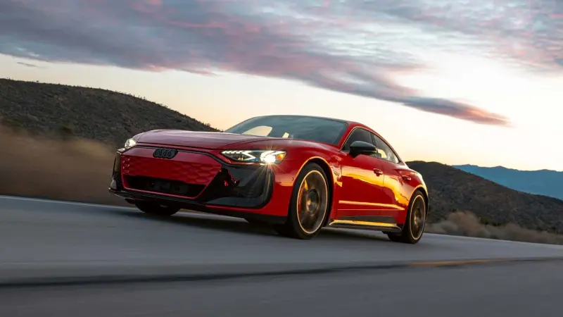 من الأداء الخارق إلى الفخامة.. إليك أفضل السيارات الكهربائية لعام 2025