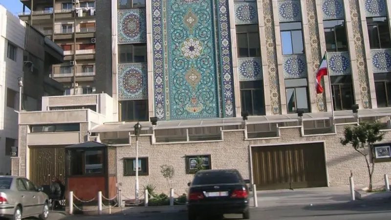 فيديو - اقتحام السفارة الإيرانية في دمشق وتحطيم محتوياتها