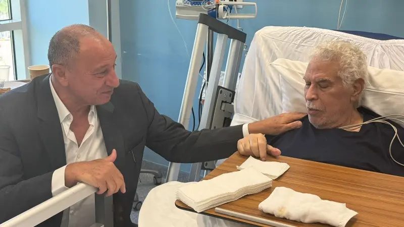 صور - محمود الخطيب يزور حسن شحاتة ليطمئن على حالته الصحية