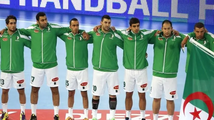 القنوات الناقلة لمباراة الجزائر وليبيا اليوم في بطولة إفريقيا لكرة اليد 2024.. ديربي عربيّ بين الجزائر وليبيا