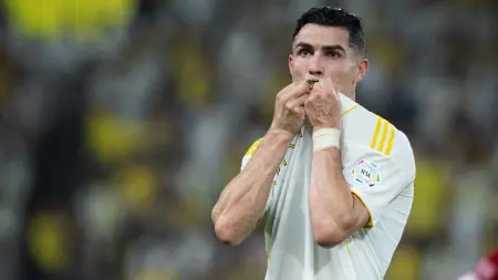 related_news_inside_blogsفيديو - رونالدو يقبل شعار النصر ويشعل حماس الجماهير بالدق على الطبول