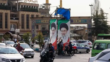 النظام الإيراني يسلّح أنصاره.. معركة البقاء تبدأ من الداخل
