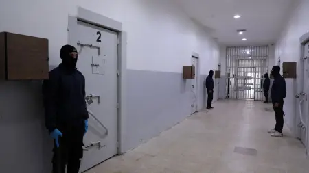 فيديو - فضيحة داخل السجون.. مخاوف سورية من تكرار جرائم عهد الأسد