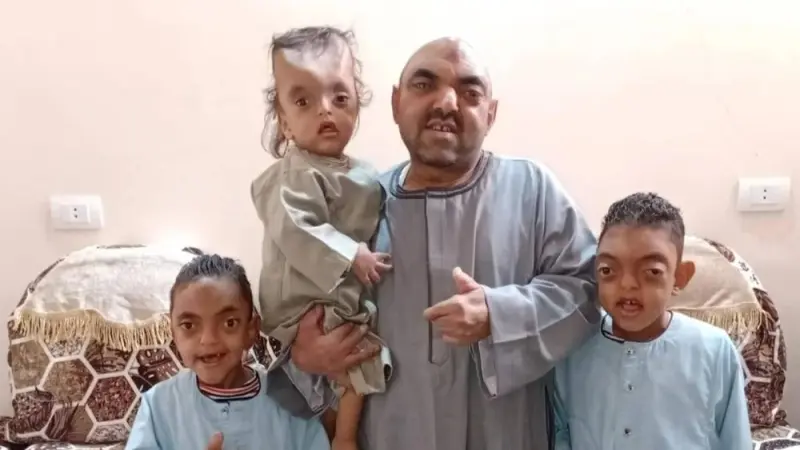 فيديو - محمد حسن الشيخ ينهار من البكاء بعد تعرضه للتنمر هو وأبنائه