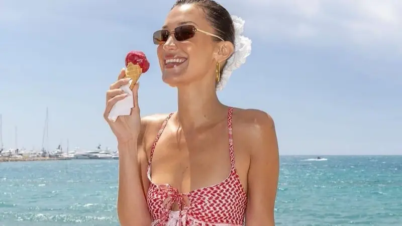 "دمي فلسطيني".. والد بيلا حديد يدعم ظهور ابنته بفستان الكوفية