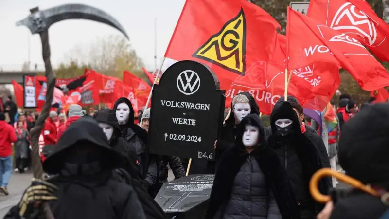 إضرابات واسعة النطاق تشل "فولكس فاغن".. ما السبب؟