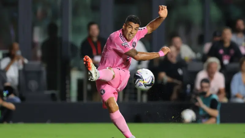 لويس سواريز يعتذر: لا مبرر للبصق على رجال الأمن