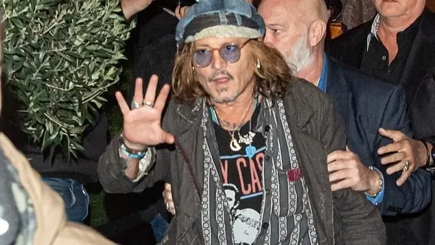 بعد 25 سنة.. جوني ديب وآل باتشينو معا من جديد