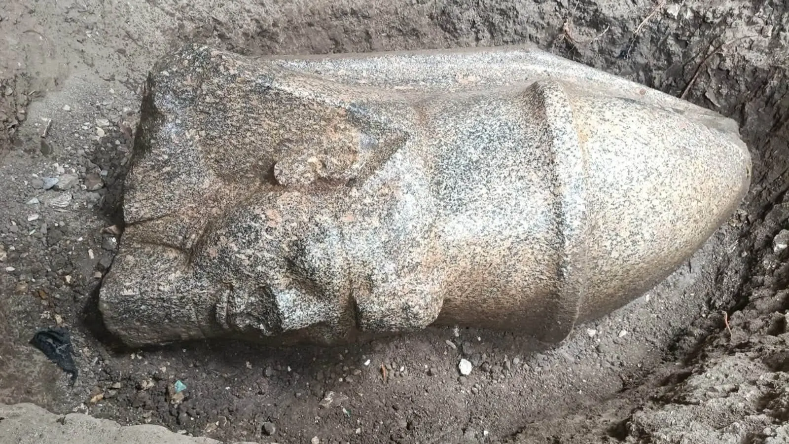 رأس ملكية ضخمة ونقوش هيروغليفية في اكتشاف جديد بالغربية (فيسبوك) رأس ملكية ضخمة ونقوش هيروغليفية في اكتشاف جديد بالغربية (فيسبوك)