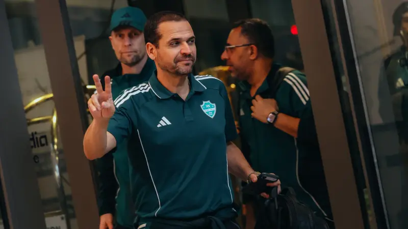 القنوات الناقلة لمباراة الأهلي ضد الفتح اليوم في دوري "روشن" السعودي مع الموعد