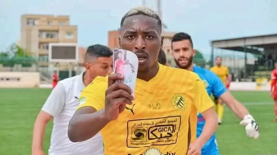 السكتة القلبية تنهي مسيرة لاعب جزائري بشكل مفاجئ (إكس) السكتة القلبية تنهي مسيرة لاعب جزائري بشكل مفاجئ (إكس)