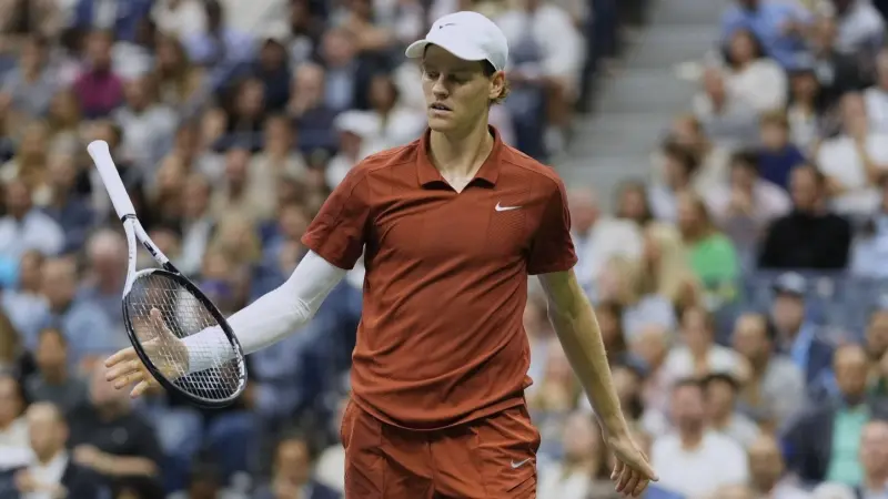 شبّهه بهتلر.. فنان إيطالي يتورط بتحريض عرقي ضد يانيك سينر