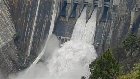 فيديو - بعد وقف النار.. مياه سد هندي تتدفق نحو باكستان