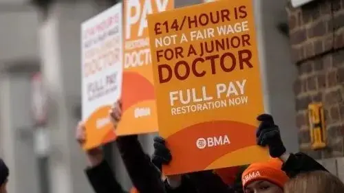 للمطالبة برفع أجورهم.. الأطباء في بريطانيا يشنّون إضرابات