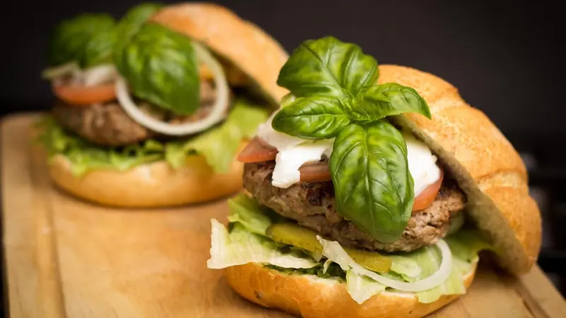 حتى عند تناوله باعتدال.. دراسة: "الفاست فود" يضعف الخصوبة