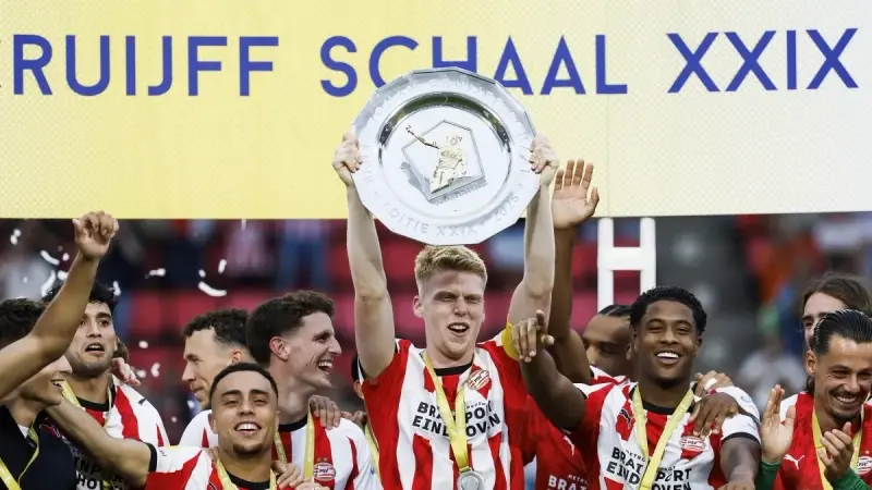 أيندهوفن يحرز لقب كأس السوبر الهولندي بفوز مثير على جو أهيد إيغلز