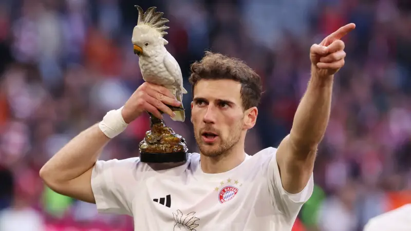 ظهر في احتفالات بايرن ميونخ.. ما سر الببغاء المصنوع من الخزف؟