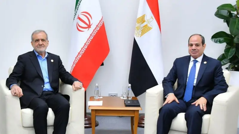 السيسي يؤكد لبزشكيان دعم مصر لجهود خفض التصعيد في المنطقة