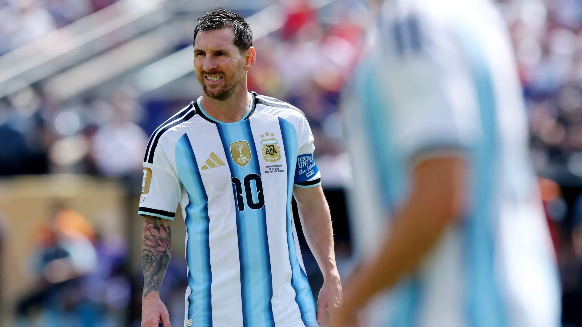 ليونيل ميسي يتبرع لتعويض خسائر حرائق مدريد (رويترز) ليونيل ميسي يتبرع لتعويض خسائر حرائق مدريد (رويترز)