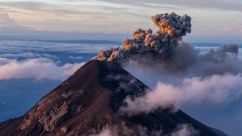 فيديو - ثوران بركاني مرعب في اليابان.. والسلطات تحذّر
