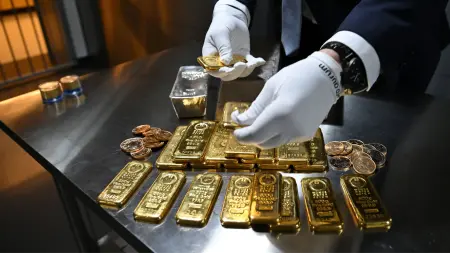 الذهب يرتفع رغم صعود مؤشر الدولار والأونصة فوق 4,700 دولار